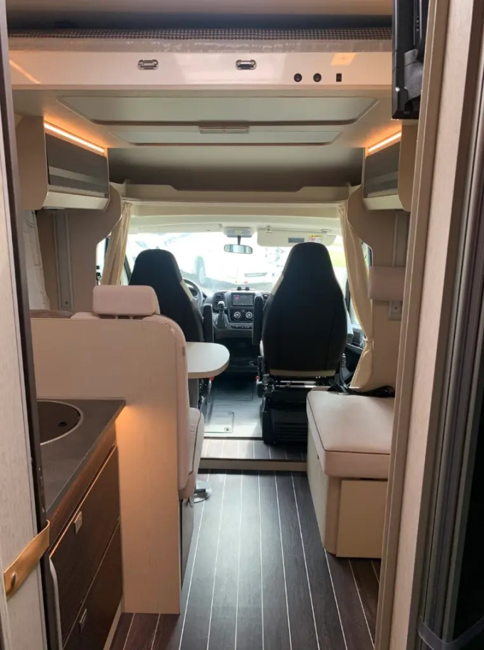 Camper met douche huren? Dat kan bij ons! Comfortabel onderweg en alles binnen handbereik.